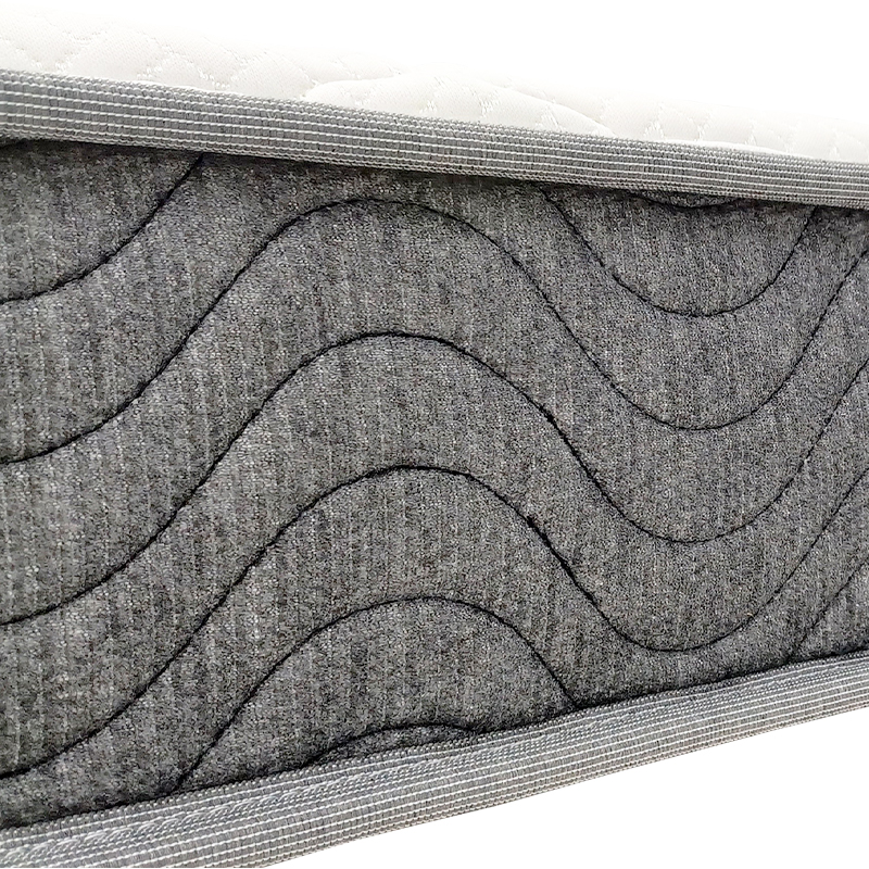 一枚一枚手作業で丁寧に組立て