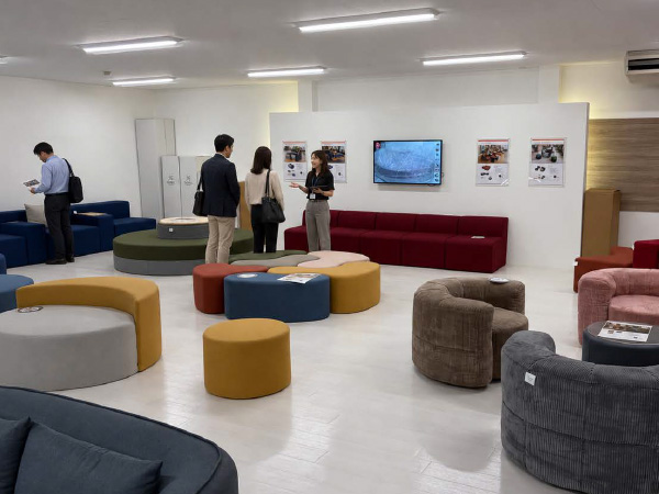 SONELの新商品を展示、紹介する風景