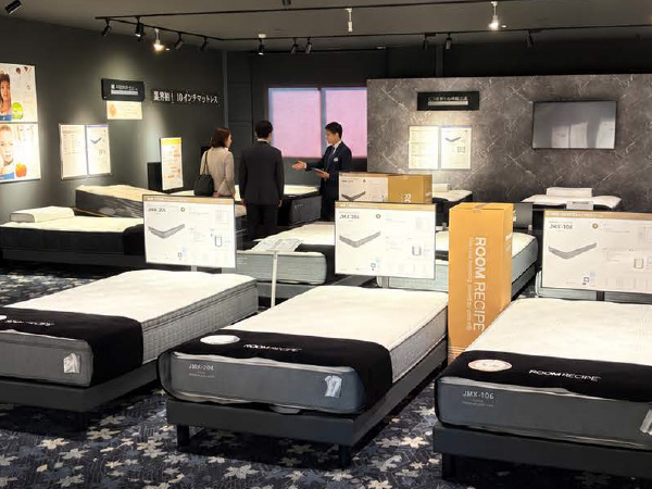 圧縮の日本製マットレスを展示、紹介する風景