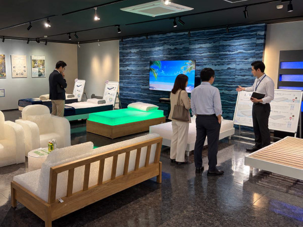 ファーバーマットレスを展示、紹介する風景